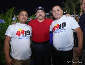 Presidente Daniel Ortega y Compañera Rosario Murillo entregan buses rusos a transportistas