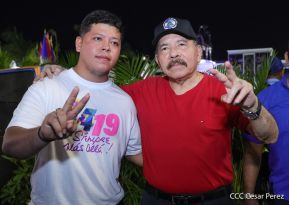 Presidente Daniel Ortega y Compañera Rosario Murillo entregan buses rusos a transportistas