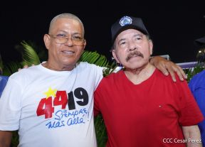 Presidente Daniel Ortega y Compañera Rosario Murillo entregan buses rusos a transportistas