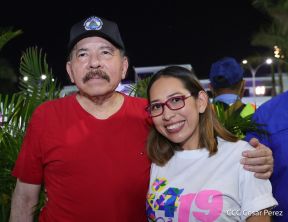 Presidente Daniel Ortega y Compañera Rosario Murillo entregan buses rusos a transportistas