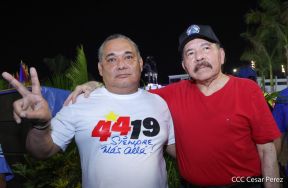 Presidente Daniel Ortega y Compañera Rosario Murillo entregan buses rusos a transportistas