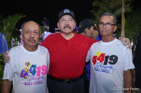 Presidente Daniel Ortega y Compañera Rosario Murillo entregan buses rusos a transportistas