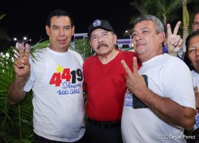 Presidente Daniel Ortega y Compañera Rosario Murillo entregan buses rusos a transportistas