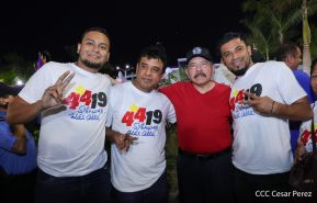 Presidente Daniel Ortega y Compañera Rosario Murillo entregan buses rusos a transportistas