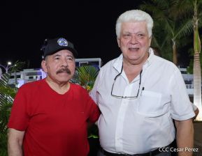 Presidente Daniel Ortega y Compañera Rosario Murillo entregan buses rusos a transportistas