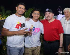 Presidente Daniel Ortega y Compañera Rosario Murillo entregan buses rusos a transportistas