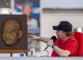 Presidente Daniel Ortega y Compañera Rosario Murillo entregan buses rusos a transportistas