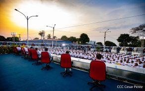 Presidente Daniel Ortega y Compañera Rosario Murillo entregan buses rusos a transportistas
