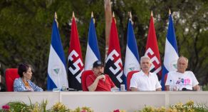 Presidente Daniel Ortega y Compañera Rosario Murillo entregan buses rusos a transportistas