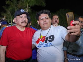 Presidente Daniel Ortega y Compañera Rosario Murillo entregan buses rusos a transportistas