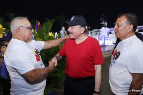 Presidente Daniel Ortega y Compañera Rosario Murillo entregan buses rusos a transportistas