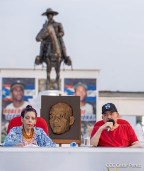 Presidente Daniel Ortega y Compañera Rosario Murillo entregan buses rusos a transportistas