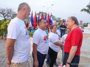 Presidente Daniel Ortega y Compañera Rosario Murillo entregan buses rusos a transportistas