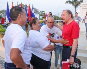 Presidente Daniel Ortega y Compañera Rosario Murillo entregan buses rusos a transportistas