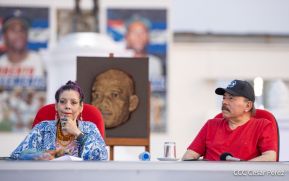 Presidente Daniel Ortega y Compañera Rosario Murillo entregan buses rusos a transportistas