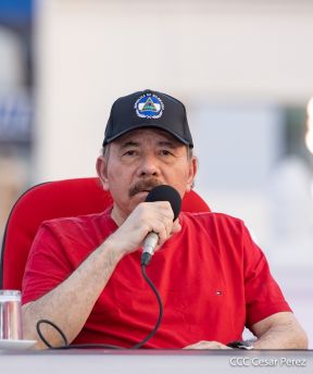 Presidente Daniel Ortega y Compañera Rosario Murillo entregan buses rusos a transportistas