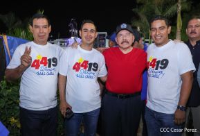 Presidente Daniel Ortega y Compañera Rosario Murillo entregan buses rusos a transportistas