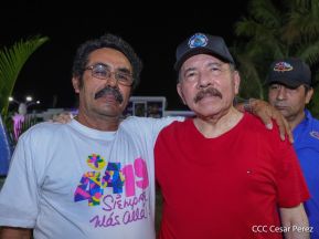 Presidente Daniel Ortega y Compañera Rosario Murillo entregan buses rusos a transportistas