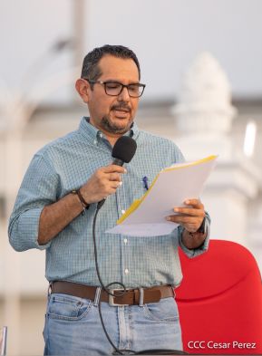 Presidente Daniel Ortega y Compañera Rosario Murillo entregan buses rusos a transportistas