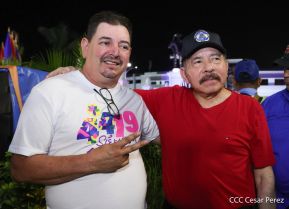 Presidente Daniel Ortega y Compañera Rosario Murillo entregan buses rusos a transportistas