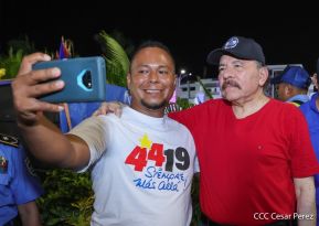 Presidente Daniel Ortega y Compañera Rosario Murillo entregan buses rusos a transportistas