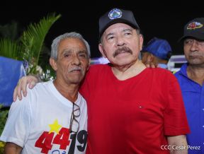 Presidente Daniel Ortega y Compañera Rosario Murillo entregan buses rusos a transportistas