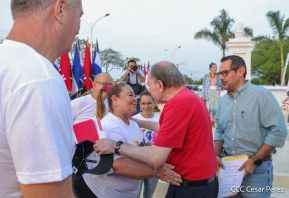 Presidente Daniel Ortega y Compañera Rosario Murillo entregan buses rusos a transportistas