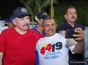 Presidente Daniel Ortega y Compañera Rosario Murillo entregan buses rusos a transportistas