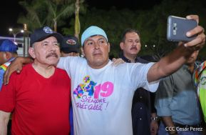 Presidente Daniel Ortega y Compañera Rosario Murillo entregan buses rusos a transportistas