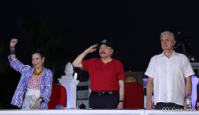 Presidente Daniel Ortega y Compañera Rosario Murillo entregan buses rusos a transportistas