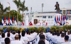 Presidente Daniel Ortega y Compañera Rosario Murillo entregan buses rusos a transportistas