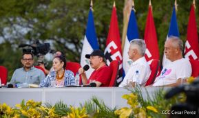 Presidente Daniel Ortega y Compañera Rosario Murillo entregan buses rusos a transportistas
