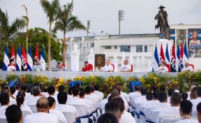 Presidente Daniel Ortega y Compañera Rosario Murillo entregan buses rusos a transportistas
