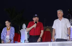 Presidente Daniel Ortega y Compañera Rosario Murillo entregan buses rusos a transportistas