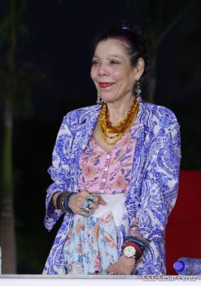 Presidente Daniel Ortega y Compañera Rosario Murillo entregan buses rusos a transportistas