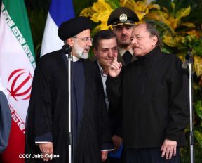 Presidente Daniel Ortega y Vicepresidenta Rosario Murillo en encuentro con el Presidente de Irán