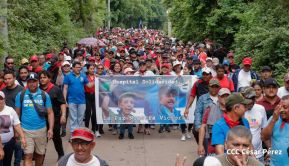 Militantes sandinistas participan en caminata en honor al Repliegue Táctico a Masaya