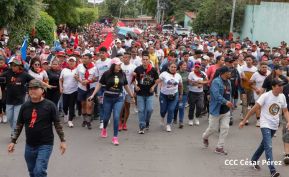 Militantes sandinistas participan en caminata en honor al Repliegue Táctico a Masaya