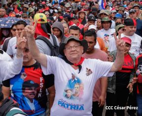 Militantes sandinistas participan en caminata en honor al Repliegue Táctico a Masaya