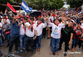 Militantes sandinistas participan en caminata en honor al Repliegue Táctico a Masaya