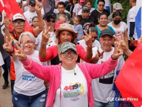 Militantes sandinistas participan en caminata en honor al Repliegue Táctico a Masaya