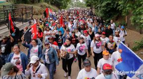 Militantes sandinistas participan en caminata en honor al Repliegue Táctico a Masaya
