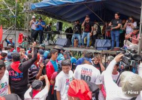 Militantes sandinistas participan en caminata en honor al Repliegue Táctico a Masaya