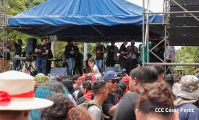 Militantes sandinistas participan en caminata en honor al Repliegue Táctico a Masaya