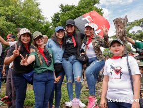 Militantes sandinistas participan en caminata en honor al Repliegue Táctico a Masaya