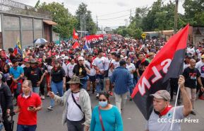 Militantes sandinistas participan en caminata en honor al Repliegue Táctico a Masaya