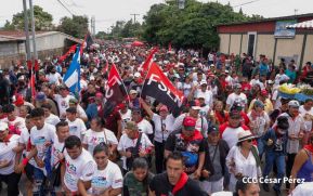 Militantes sandinistas participan en caminata en honor al Repliegue Táctico a Masaya