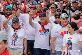 Militantes sandinistas participan en caminata en honor al Repliegue Táctico a Masaya