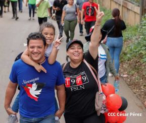 Militantes sandinistas participan en caminata en honor al Repliegue Táctico a Masaya