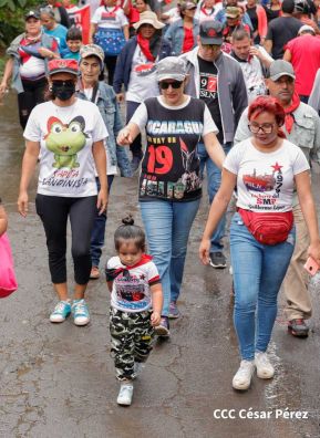Militantes sandinistas participan en caminata en honor al Repliegue Táctico a Masaya